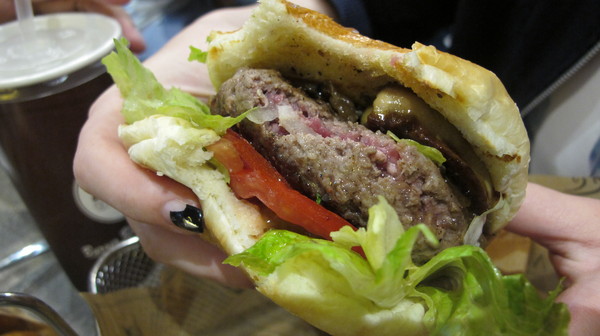 Burger Ray：(食記)台北忠孝東路Burger Ray個性漢堡每個都美味有特色。心臟病堡咬下肉汁橫溢配料奢華。