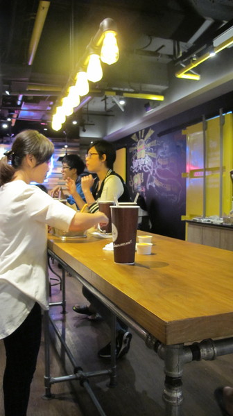 Burger Ray：(食記)台北忠孝東路Burger Ray個性漢堡每個都美味有特色。心臟病堡咬下肉汁橫溢配料奢華。