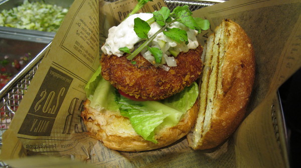 Burger Ray：(食記)台北忠孝東路Burger Ray個性漢堡每個都美味有特色。心臟病堡咬下肉汁橫溢配料奢華。