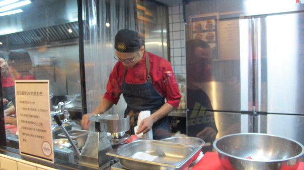 Burger Ray：(食記)台北忠孝東路Burger Ray個性漢堡每個都美味有特色。心臟病堡咬下肉汁橫溢配料奢華。