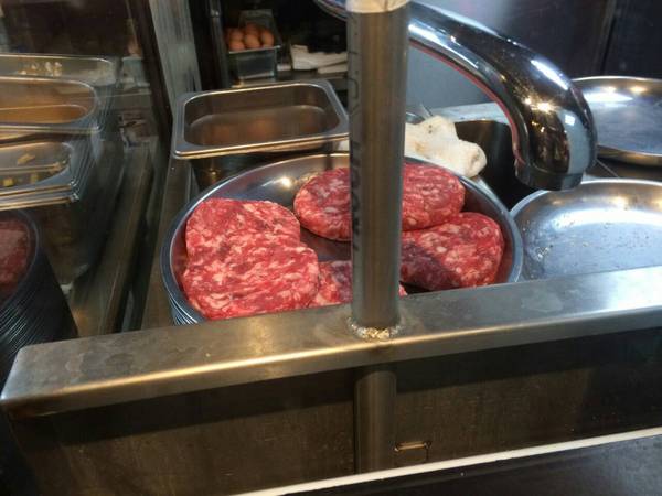 Burger Ray：(食記)台北忠孝東路Burger Ray個性漢堡每個都美味有特色。心臟病堡咬下肉汁橫溢配料奢華。
