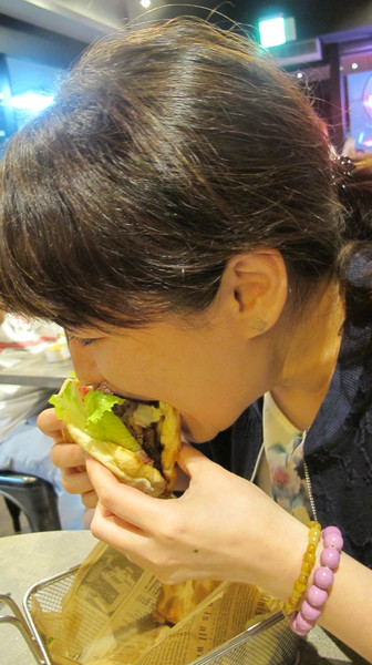 Burger Ray：(食記)台北忠孝東路Burger Ray個性漢堡每個都美味有特色。心臟病堡咬下肉汁橫溢配料奢華。