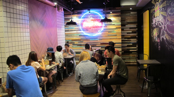 Burger Ray：(食記)台北忠孝東路Burger Ray個性漢堡每個都美味有特色。心臟病堡咬下肉汁橫溢配料奢華。