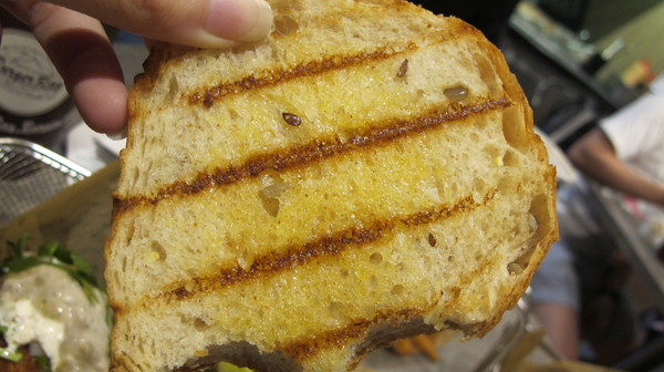 Burger Ray：(食記)台北忠孝東路Burger Ray個性漢堡每個都美味有特色。心臟病堡咬下肉汁橫溢配料奢華。