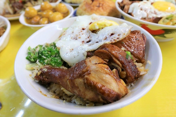 銅鑼灣港式美食：【桃園食記】『銅鑼灣港式美食』傳說中黯然消魂飯竟然這裡有~奶皇波蘿包/玫瑰油雞飯/滑蛋牛肉飯/XO炒蘿蔔糕~都不錯吃熱量要爆表啦!!