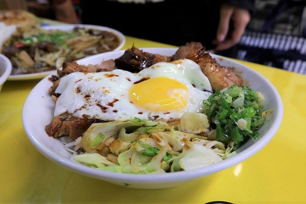 銅鑼灣港式美食：【桃園食記】『銅鑼灣港式美食』傳說中黯然消魂飯竟然這裡有~奶皇波蘿包/玫瑰油雞飯/滑蛋牛肉飯/XO炒蘿蔔糕~都不錯吃熱量要爆表啦!!
