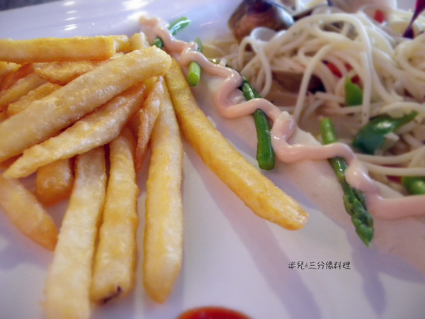 PM Cafe：[台北 信義區]  PM Cafe  有些工業風的環境下 吃著午餐的下午茶 口碑券體驗