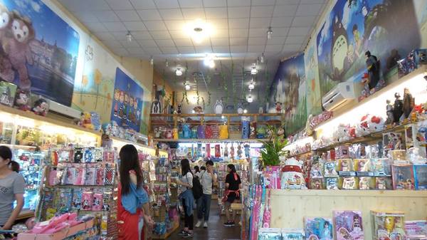 東京雜貨樂園&龍貓咖啡館：【台中景點】東京雜貨樂團~2F龍貓咖啡館