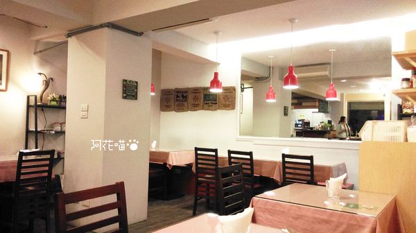 慕斯卡咖啡洋食館:【公館│西式】夜晚點燈外觀美美DER,好吃的焗烤馬鈴薯!『慕斯卡咖啡洋食館』免服務費