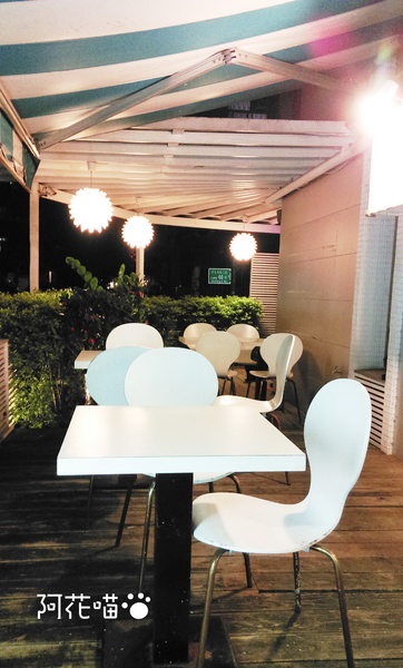 慕斯卡咖啡洋食館:【公館│西式】夜晚點燈外觀美美DER,好吃的焗烤馬鈴薯!『慕斯卡咖啡洋食館』免服務費