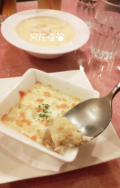 慕斯卡咖啡洋食館:【公館│西式】夜晚點燈外觀美美DER,好吃的焗烤馬鈴薯!『慕斯卡咖啡洋食館』免服務費