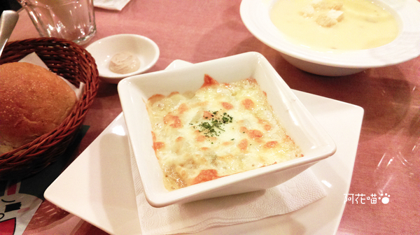 慕斯卡咖啡洋食館:【公館│西式】夜晚點燈外觀美美DER,好吃的焗烤馬鈴薯!『慕斯卡咖啡洋食館』免服務費