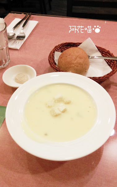 慕斯卡咖啡洋食館:【公館│西式】夜晚點燈外觀美美DER,好吃的焗烤馬鈴薯!『慕斯卡咖啡洋食館』免服務費