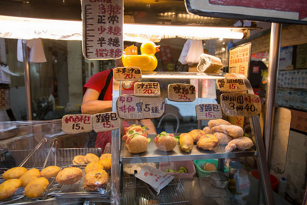 游爸爸蕃薯椪 白糖粿：【食記】｛台南。中西區｝人氣銅板美食游爸爸蕃薯椪及白糖棵