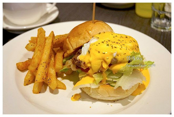 幸福這裡 Happiness Here(新莊中港店):超邪惡花生醬培根起司堡【幸福這裡】