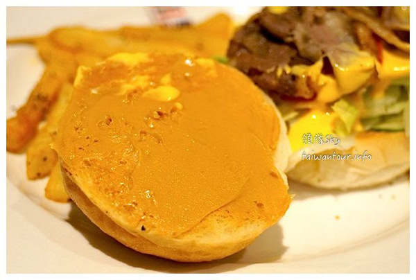 幸福這裡 Happiness Here(新莊中港店):超邪惡花生醬培根起司堡【幸福這裡】