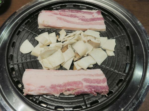 韓金館 韓國烤肉.韓國鍋物：台北 捷運中山站 韓金館~起司。起司。五花肉的進擊