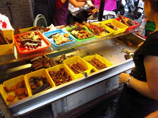 【三重排隊美食】傻瓜東山鴨頭專門店-開店不到二小時內賣光光