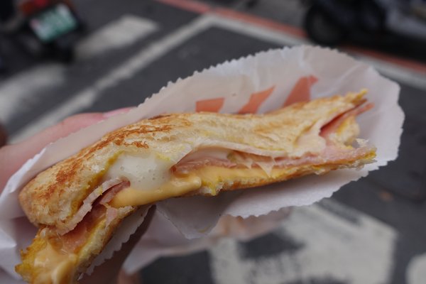 熱樂煎爆漿乳酪三明：(胖樺食記)台南中西區國華街「熱樂煎爆漿乳酪三明治」/五星主廚快餐車/起司控必訪/高雄有分店