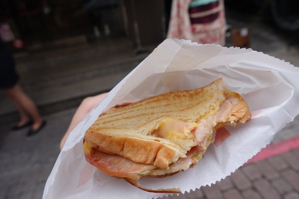 熱樂煎爆漿乳酪三明：(胖樺食記)台南中西區國華街「熱樂煎爆漿乳酪三明治」/五星主廚快餐車/起司控必訪/高雄有分店