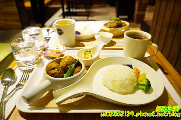 家咖哩(台南成大店)：【台南-東區】咖哩x有機+無毒食材...來自花蓮的美味...可續白飯及咖哩醬...南澳有機米/自助式/續杯半價/萬田有機豆花《家咖哩(台南成大店)》