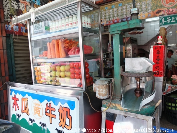 黃家木瓜牛奶:【美食特搜。屏東市】黃家木瓜牛奶。牧場瓶裝牛奶加持 木瓜牛奶香濃有味 打下55年基礎老店