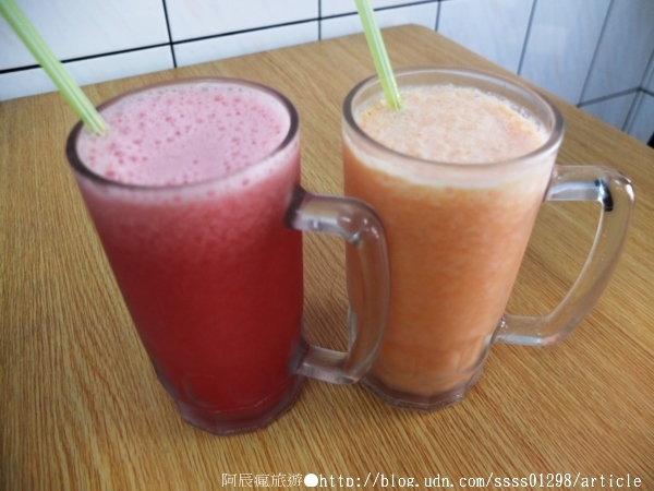 黃家木瓜牛奶:【美食特搜。屏東市】黃家木瓜牛奶。牧場瓶裝牛奶加持 木瓜牛奶香濃有味 打下55年基礎老店