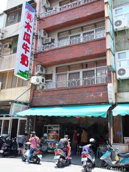 黃家木瓜牛奶:【美食特搜。屏東市】黃家木瓜牛奶。牧場瓶裝牛奶加持 木瓜牛奶香濃有味 打下55年基礎老店