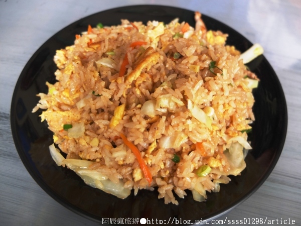 Whatzup糀炒:【美食特搜。屏東市】Whatzup糀炒。炒飯現點現炒 平日才能吃到的巷弄美食 文青藝術風炒飯店