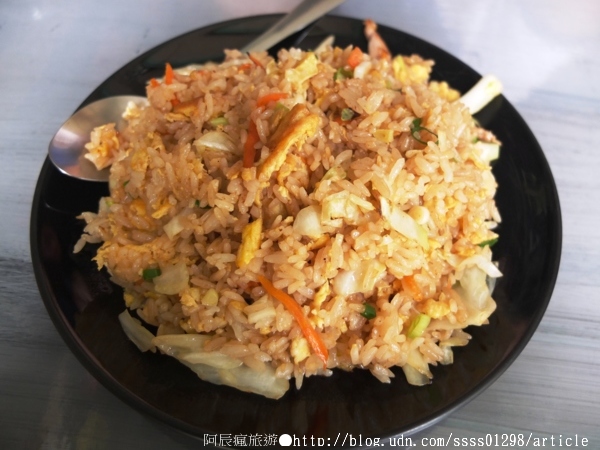 Whatzup糀炒:【美食特搜。屏東市】Whatzup糀炒。炒飯現點現炒 平日才能吃到的巷弄美食 文青藝術風炒飯店