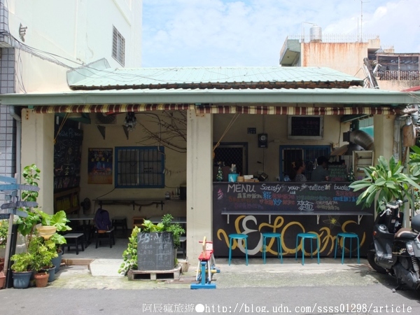 Whatzup糀炒:【美食特搜。屏東市】Whatzup糀炒。炒飯現點現炒 平日才能吃到的巷弄美食 文青藝術風炒飯店