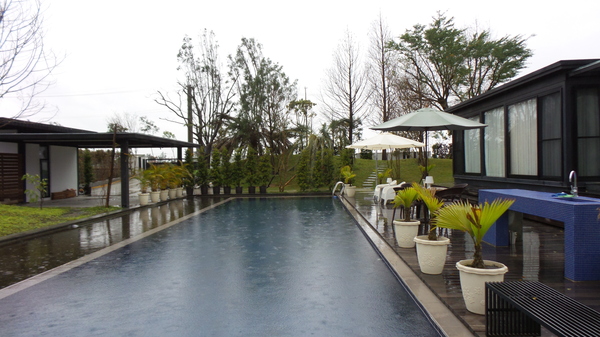 悠悅光 Aura Villa：【宜蘭住宿】☪Aura Villa悠悅光~鄰近冬山梅花湖☪玻璃屋的FU最美~游泳池VIEW及涼亭和躺椅❤很有渡假的氣氛呦❤