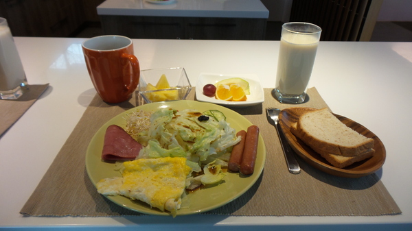 悠悅光 Aura Villa：【宜蘭住宿】☪Aura Villa悠悅光~鄰近冬山梅花湖☪玻璃屋的FU最美~游泳池VIEW及涼亭和躺椅❤很有渡假的氣氛呦❤