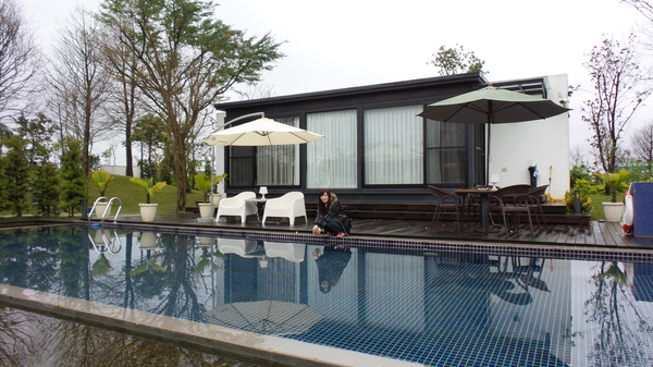 悠悅光 Aura Villa：【宜蘭住宿】☪Aura Villa悠悅光~鄰近冬山梅花湖☪玻璃屋的FU最美~游泳池VIEW及涼亭和躺椅❤很有渡假的氣氛呦❤