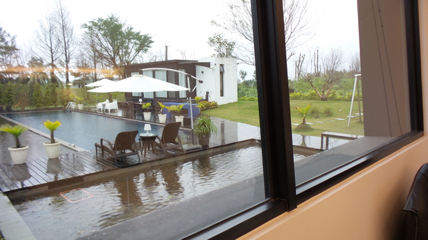 悠悅光 Aura Villa：【宜蘭住宿】☪Aura Villa悠悅光~鄰近冬山梅花湖☪玻璃屋的FU最美~游泳池VIEW及涼亭和躺椅❤很有渡假的氣氛呦❤