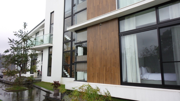 悠悅光 Aura Villa：【宜蘭住宿】☪Aura Villa悠悅光~鄰近冬山梅花湖☪玻璃屋的FU最美~游泳池VIEW及涼亭和躺椅❤很有渡假的氣氛呦❤