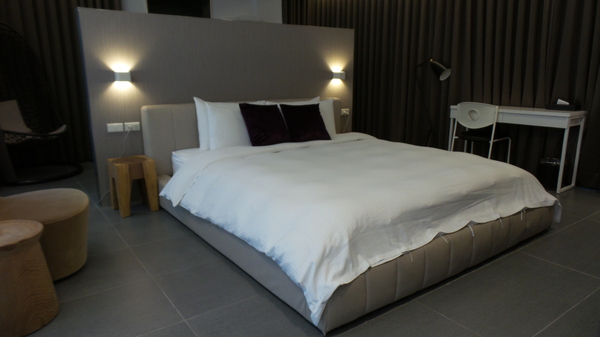 悠悅光 Aura Villa：【宜蘭住宿】☪Aura Villa悠悅光~鄰近冬山梅花湖☪玻璃屋的FU最美~游泳池VIEW及涼亭和躺椅❤很有渡假的氣氛呦❤