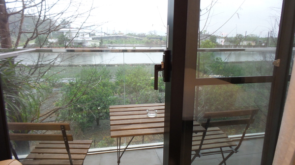 悠悅光 Aura Villa：【宜蘭住宿】☪Aura Villa悠悅光~鄰近冬山梅花湖☪玻璃屋的FU最美~游泳池VIEW及涼亭和躺椅❤很有渡假的氣氛呦❤