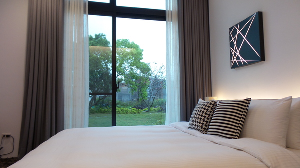 悠悅光 Aura Villa：【宜蘭住宿】☪Aura Villa悠悅光~鄰近冬山梅花湖☪玻璃屋的FU最美~游泳池VIEW及涼亭和躺椅❤很有渡假的氣氛呦❤