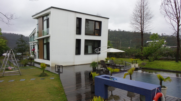 悠悅光 Aura Villa：【宜蘭住宿】☪Aura Villa悠悅光~鄰近冬山梅花湖☪玻璃屋的FU最美~游泳池VIEW及涼亭和躺椅❤很有渡假的氣氛呦❤