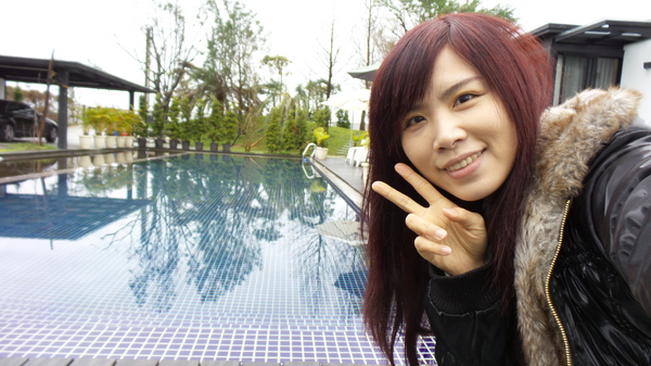 悠悅光 Aura Villa：【宜蘭住宿】☪Aura Villa悠悅光~鄰近冬山梅花湖☪玻璃屋的FU最美~游泳池VIEW及涼亭和躺椅❤很有渡假的氣氛呦❤