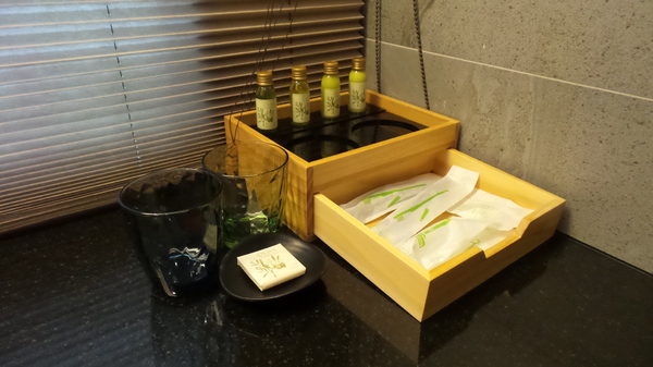 悠悅光 Aura Villa：【宜蘭住宿】☪Aura Villa悠悅光~鄰近冬山梅花湖☪玻璃屋的FU最美~游泳池VIEW及涼亭和躺椅❤很有渡假的氣氛呦❤