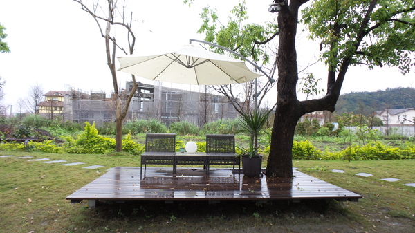 悠悅光 Aura Villa：【宜蘭住宿】☪Aura Villa悠悅光~鄰近冬山梅花湖☪玻璃屋的FU最美~游泳池VIEW及涼亭和躺椅❤很有渡假的氣氛呦❤