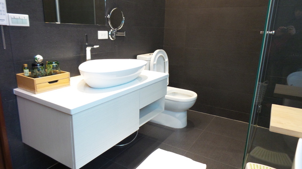 悠悅光 Aura Villa：【宜蘭住宿】☪Aura Villa悠悅光~鄰近冬山梅花湖☪玻璃屋的FU最美~游泳池VIEW及涼亭和躺椅❤很有渡假的氣氛呦❤