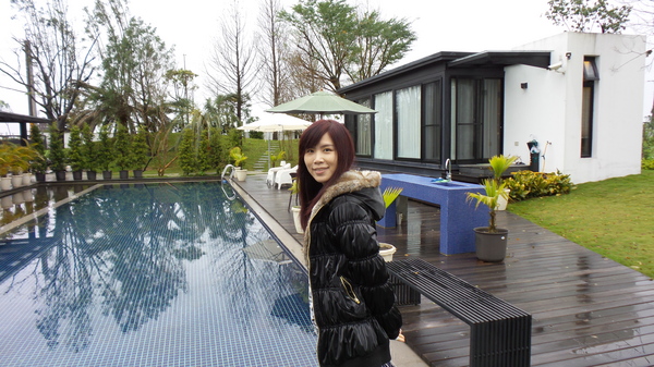 悠悅光 Aura Villa：【宜蘭住宿】☪Aura Villa悠悅光~鄰近冬山梅花湖☪玻璃屋的FU最美~游泳池VIEW及涼亭和躺椅❤很有渡假的氣氛呦❤