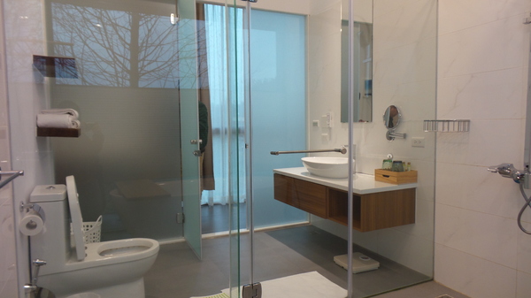 悠悅光 Aura Villa：【宜蘭住宿】☪Aura Villa悠悅光~鄰近冬山梅花湖☪玻璃屋的FU最美~游泳池VIEW及涼亭和躺椅❤很有渡假的氣氛呦❤