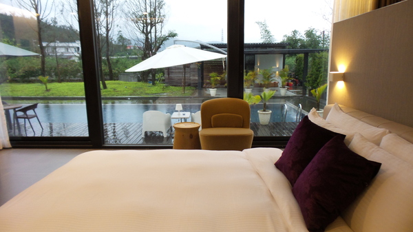 悠悅光 Aura Villa：【宜蘭住宿】☪Aura Villa悠悅光~鄰近冬山梅花湖☪玻璃屋的FU最美~游泳池VIEW及涼亭和躺椅❤很有渡假的氣氛呦❤