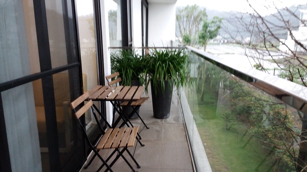 悠悅光 Aura Villa：【宜蘭住宿】☪Aura Villa悠悅光~鄰近冬山梅花湖☪玻璃屋的FU最美~游泳池VIEW及涼亭和躺椅❤很有渡假的氣氛呦❤