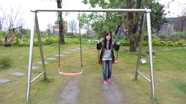 悠悅光 Aura Villa：【宜蘭住宿】☪Aura Villa悠悅光~鄰近冬山梅花湖☪玻璃屋的FU最美~游泳池VIEW及涼亭和躺椅❤很有渡假的氣氛呦❤