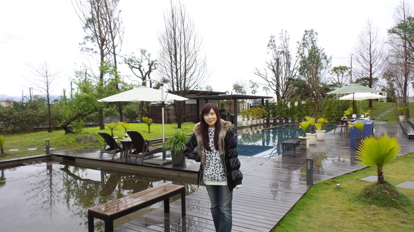 悠悅光 Aura Villa：【宜蘭住宿】☪Aura Villa悠悅光~鄰近冬山梅花湖☪玻璃屋的FU最美~游泳池VIEW及涼亭和躺椅❤很有渡假的氣氛呦❤